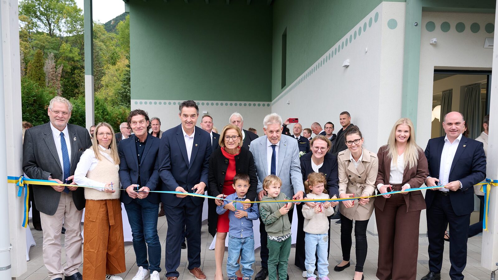 (v.l.n.r.): Vizebürgermeister Joachim Köll, Architektin Johanna Aufner, Dr. Gössinger, Bürgermeister Jochen Bous, Landeshauptfrau Johanna Mikl-Leitner, Landtagsabgeordneter Hermann Hauer, stv. Bezirkshauptfrau Neunkirchen Monika Rauhs, Kindergartenleiterin Pamela Gerhardus, Dr. Alecsandra Moldovan und gf. Gemeinderat Markus Halm mit den kleinen Helfern Josef, Edwin und Marleen