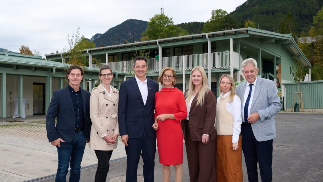 (v.l.n.r.): Gemeindearzt Dr. Thomas Gössinger, Kindergartenleiterin Pamela Gerhardus, Bürgermeister Jochen Bous, Landeshauptfrau Johanna Mikl-Leitner, Zahnärztin Dr. Alecsandra Moldovan, Architektin Johanna Aufner und der Abgeordnete zum NÖ Landtag Hermann Hauer