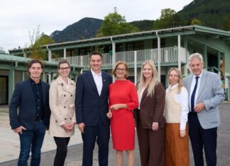 Mikl-Leitner eröffnet Kindergarten und Ärztehaus in Payerbach (v.l.n.r.): Gemeindearzt Dr. Thomas Gössinger, Kindergartenleiterin Pamela Gerhardus, Bürgermeister Jochen Bous, Landeshauptfrau Johanna Mikl-Leitner, Zahnärztin Dr. Alecsandra Moldovan, Architektin Johanna Aufner und der Abgeordnete zum NÖ Landtag Hermann Hauer
