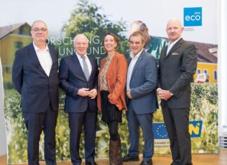 Rund 100 Gäste diskutierten in Wieselburg über die Zukunft des Wassers (v.l.n.r.): Peter Strauss (Bundesamt für Wasserwirtschaft), ecoplus Geschäftsführer Helmut Miernicki, Ursula Strauss, LAbg. Anton Erber und ecoplus Prokurist Claus Zeppelzauer