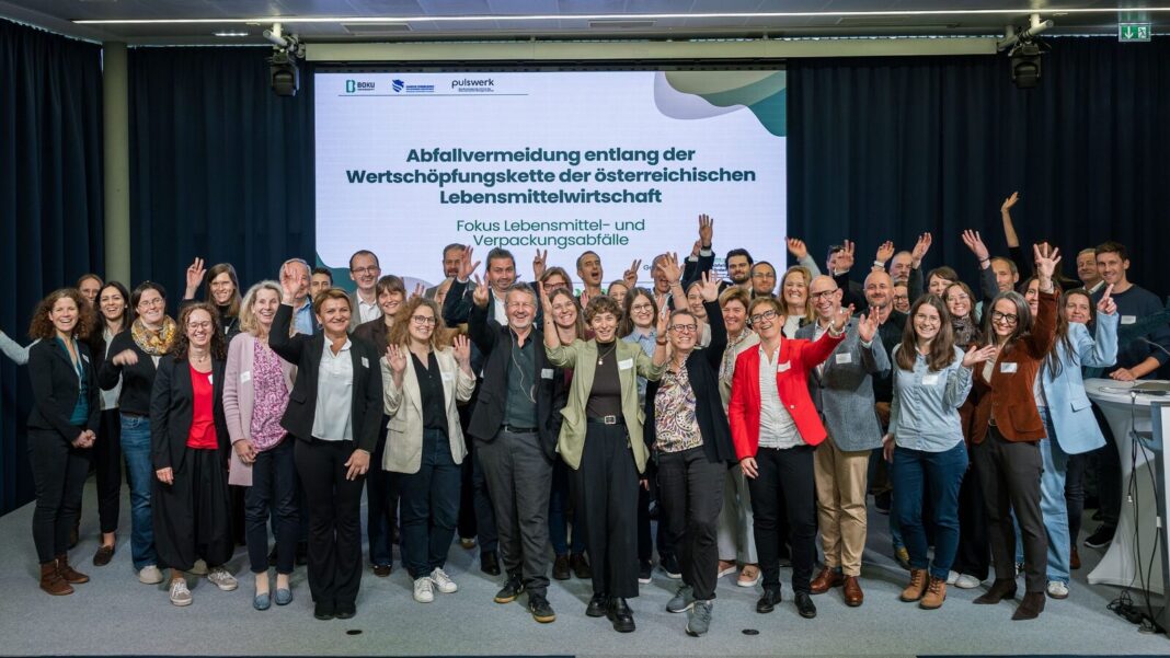Gruppenfoto der Teilnehmenden beim Kick-Off Meeting für das Projekt AVÖL