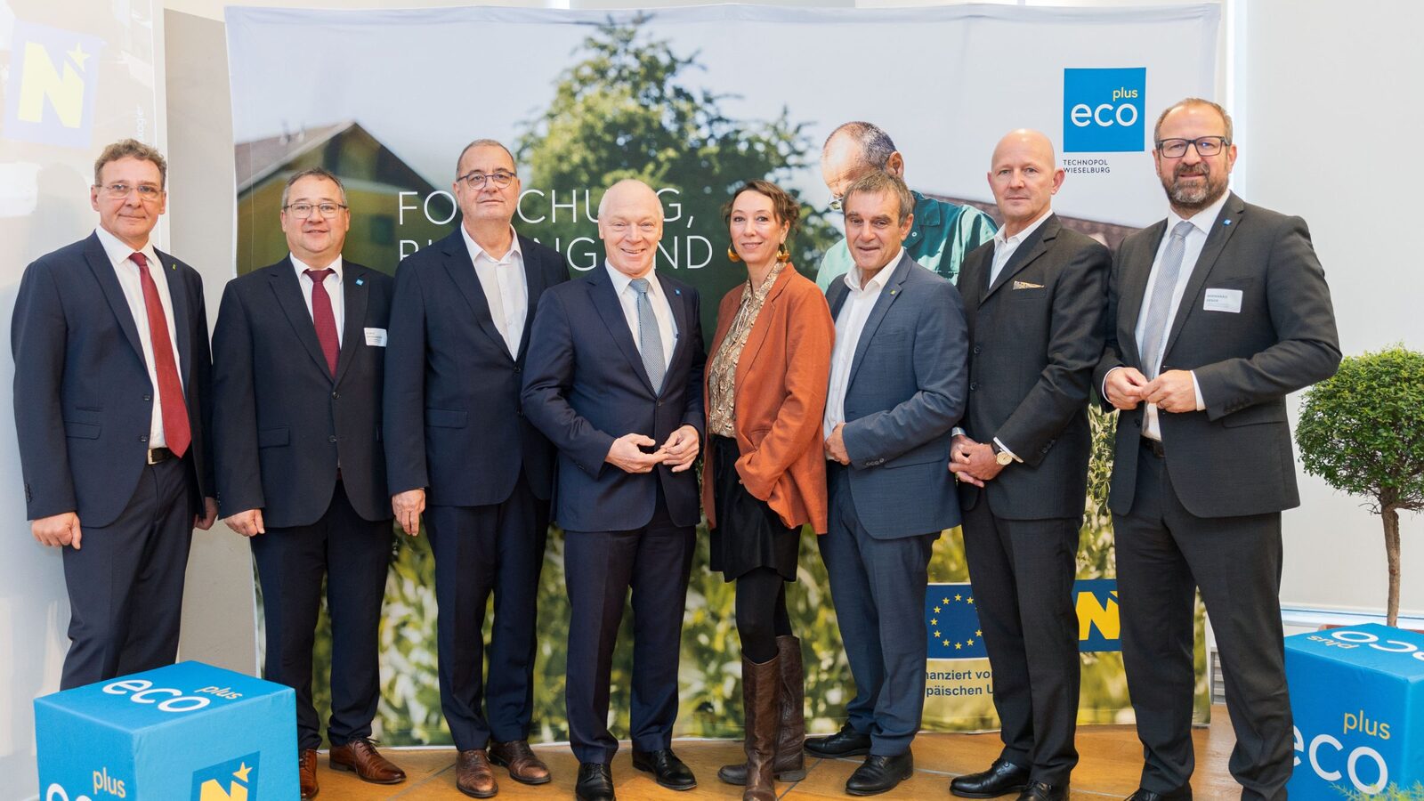 (v.l.n.r.): Direktor Martin Kerschbaumer (Francisco Josephinum), ecoplus Technopolmanager Klaus Nagelhofer, Peter Strauss (Bundesamt für Wasserwirtschaft), ecoplus Geschäftsführer Helmut Miernicki, Ursula Strauss, LAbg. Anton Erber, ecoplus Prokurist Claus Zeppelzauer und ecoplus Prokurist Bernhard Ebner