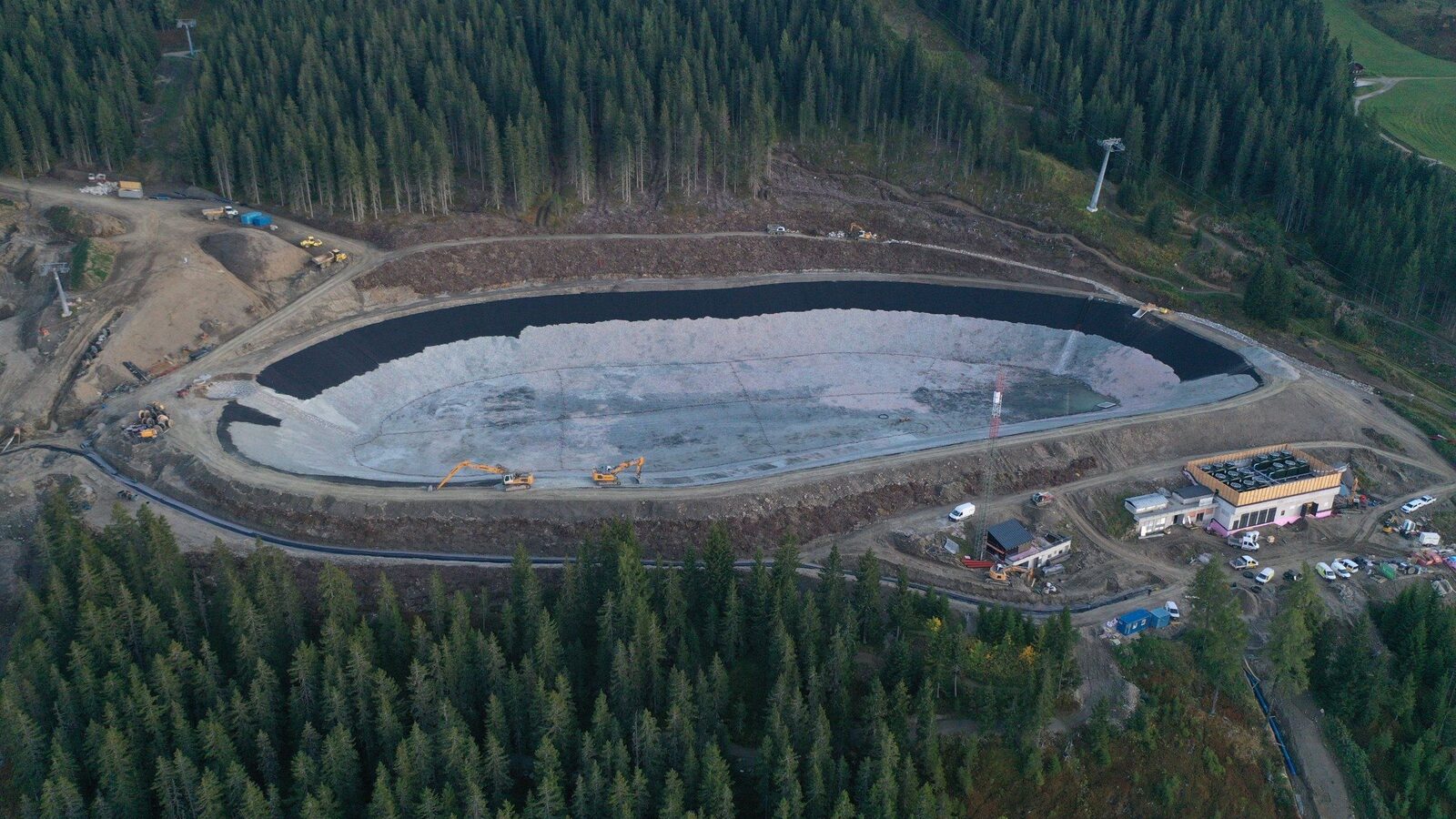 Der Speicherteich Bruckmoos auf der Planai