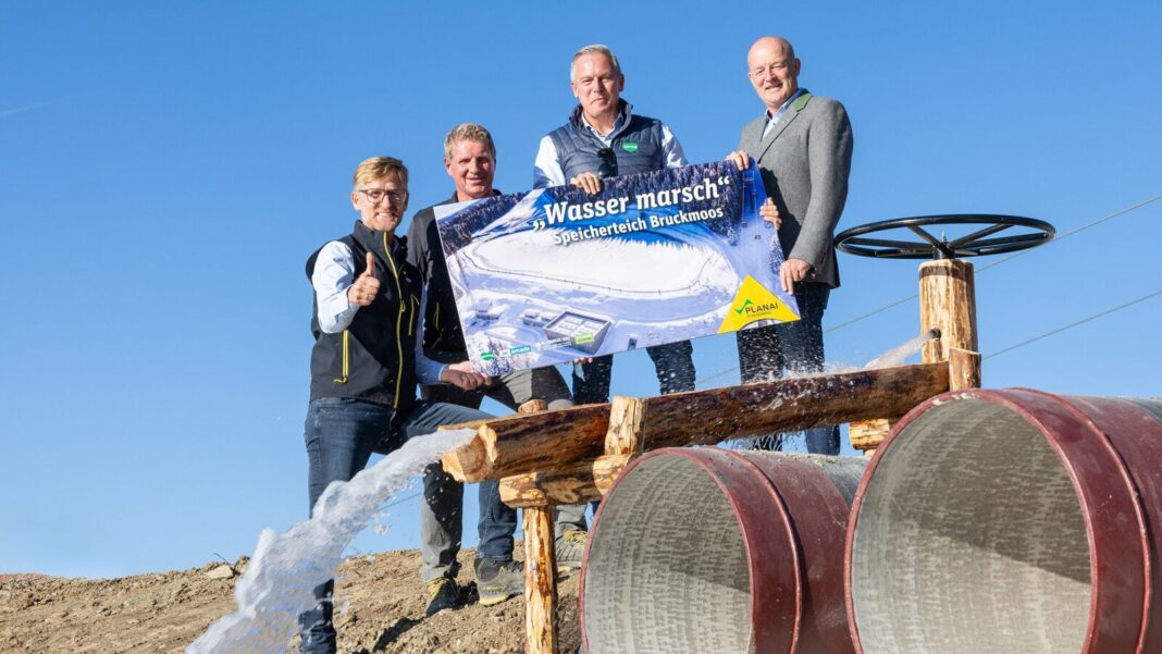 „Wasser marsch“ hieß es am 30. September beim Speicherteich Bruckmoos auf der Planai (v.l.n.r.): Mag. Peter Weichbold – Geschäftsführer Planai-Hochwurzen-Bahnen GmbH, Ing. Reinfried Prugger – Projektleiter Planai-Hochwurzen-Bahnen GmbH, Landeshauptmann Mario Kunasek, DI Hermann Trinker – Bürgermeister Stadtgemeinde Schladming