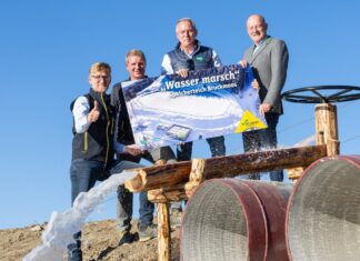 Wasser marsch: Bruckmoos-Speicherteich auf der Planai feierlich eingeweiht „Wasser marsch“ hieß es am 30. September beim Speicherteich Bruckmoos auf der Planai (v.l.n.r.): Mag. Peter Weichbold – Geschäftsführer Planai-Hochwurzen-Bahnen GmbH, Ing. Reinfried Prugger – Projektleiter Planai-Hochwurzen-Bahnen GmbH, Landeshauptmann Mario Kunasek, DI Hermann Trinker – Bürgermeister Stadtgemeinde Schladming