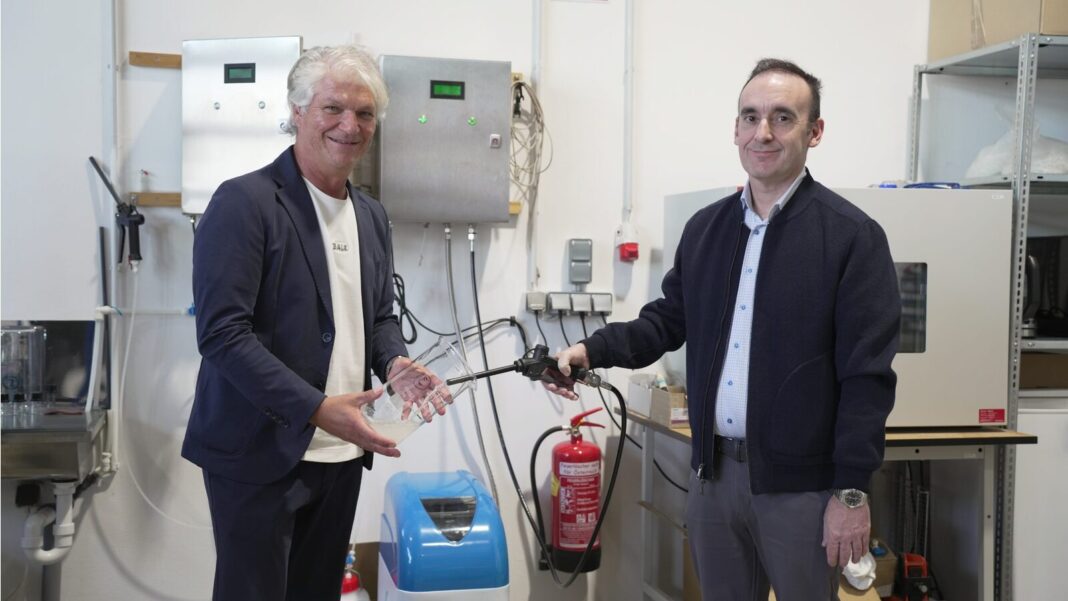 BioTech Aqua installiert erste Teststellung des BLUE SurfaceCleaners am Bildungscampus Pannonia – Amerikanischer Mediziner Dr. Christopher Raggio übernimmt Vorsitz im neuen Beirat Joachim Radics (GF BioTech Aqua Solution GmbH); Dr. Christopher Raggio (Gründer und GF HAD Technology GmbH)