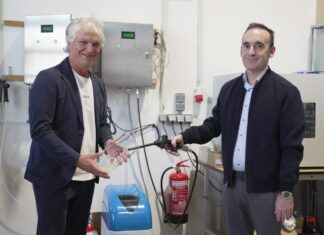 Österreichische Hygienetechnologie: Wasser und Salz statt klassischer Chemie BioTech Aqua installiert erste Teststellung des BLUE SurfaceCleaners am Bildungscampus Pannonia – Amerikanischer Mediziner Dr. Christopher Raggio übernimmt Vorsitz im neuen Beirat Joachim Radics (GF BioTech Aqua Solution GmbH); Dr. Christopher Raggio (Gründer und GF HAD Technology GmbH)