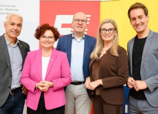 BVEÖ-Branchenkonvent: Speicherbranche zeigt Stärke für Österreich (v.l.n.r.): Christian Fink (AEE INTEC), Staatssekretärin Elisabeth Zehetner, Rupert Pichler (Sektionschef Innovation und Technologie, BMIMI), Moderatorin Christa Kummer und Christoph Schmidt (Präsident Bundesverband Energiespeicher Österreich, Geschäftsführer Blochberger-Gruppe)