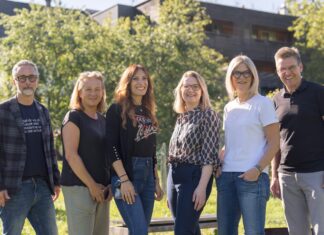 Dm Geschäftsleitung engagiert sich am Mathiashof in Fuschl (v.l.n.r.): Kurt Sonneck (Direktor Caritas Salzburg), Martina Brandstätter (Einrichtungsleitung Mathiashof), Andrea Hiotu (Mitglied der dm Geschäftsleitung Österreich), Karin Reisinger (Vorsitzende der dm Geschäftsleitung Österreich), Hannelore Weihrauch (Mitglied der dm Geschäftsleitung Österreich), Thomas Köck (Geschäftsführer Expansion international)