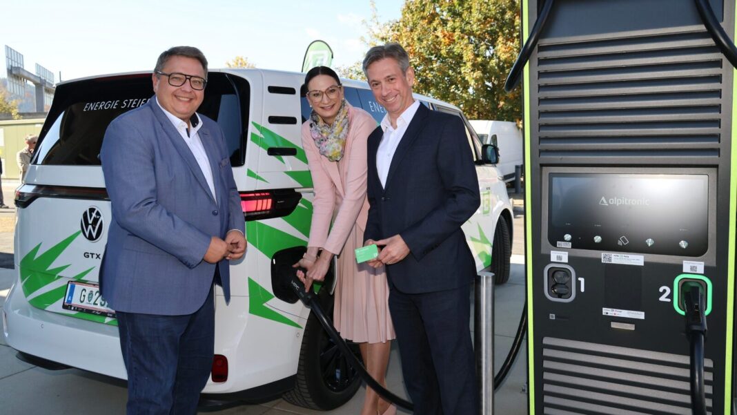 (v.l.n.r.): Martin Graf (Vorstand Energie Steiermark), Nicole Sunitsch (Bürgermeisterin St. Michael in Obersteiermark), Werner Ressi (Vorstand Energie Steiermark)