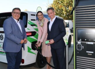 Energie Steiermark eröffnet Ladehub mit zehn 400-kW-Ladepunkten (v.l.n.r.): Martin Graf (Vorstand Energie Steiermark), Nicole Sunitsch (Bürgermeisterin St. Michael in Obersteiermark), Werner Ressi (Vorstand Energie Steiermark)