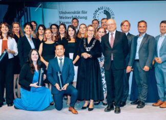Erster Dies Academicus an der Universität für Weiterbildung Krems Gruppenfoto zum Dies Academicus (v.l.n.r.): Jens Hartmann, Zina Lizanne Fabienne Weisner, Dekanin Barbara Brenner, Julia Teixeira Mourao Permoser, Heidrun Bohnet, Rosa Maria Nothnagel (in der Hocke), Denisa Roxana Cont, Lea Müller-Funk, Dekanin Eva-Maria Stöckler, Kenneth Chen (in der Hocke), Jennifer Fritz, Liliya Satalkina, Christoph Stotter, Noella Edelmann, Rektorin Viktoria Weber, Markus Neubauer, Andrea de Luna, Senatsvorsitzender Clemens Appl, Festredner Antonio Loprieno, Dekan Stefan Nehrer, Vizerektor Stefan Oppl, Vizerektor Daniel Varro