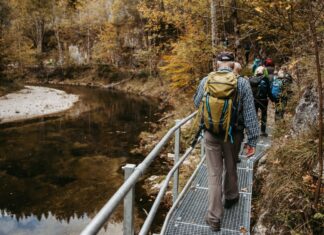 Höllental: Neue Wanderverbindung führt entlang der Schwarza Die geführte Wanderung am Tag der Eröffnung lockte zahlreiche Besucher*innen an