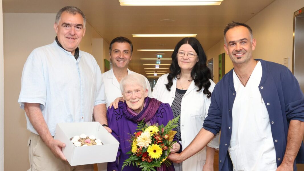 Mag. (FH) Peter Hruschka, Kaufmännischer Direktor, Dr. Andi Binaj, Stv. Ärztlicher Direktor, Gerlinde Gallauner, Sabine Zwirner, Seelsorge, DGKP Johannes Tod, BScN., MSc., Pflegedirektor