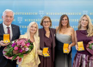 Mikl-Leitner würdigt vier Kulturschaffende für ihre Verdienste um Niederösterreich (v.l.n.r.): Martin Lammerhuber, Astrid Wirtenberger, Landeshauptfrau Johanna Mikl-Leitner, Natalia Ushakova und Simone Stelzer