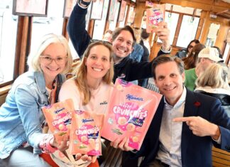 Manner und hitschies präsentieren gemeinsame Crunchies-Kreation (v.l.n.r.): Manner CSMO Sabine Brandl, Julia Hitschler-Winkler, hitschies CEO Philip Hitschler-Becker und Manner CEO Dieter Messner
