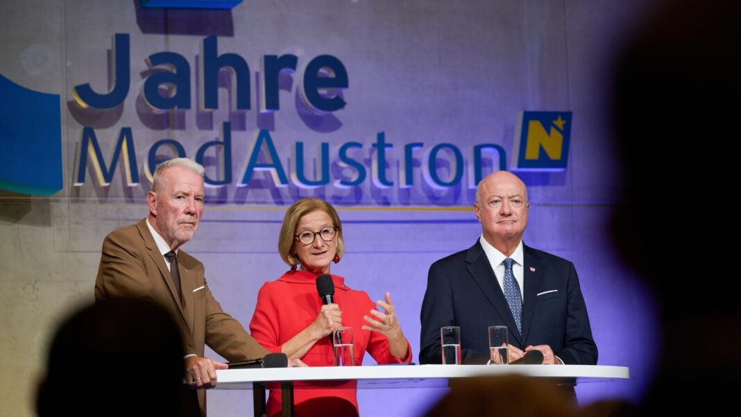 Landeshauptfrau Johanna Mikl-Leitner im Bühneninterview beim Festakt „10 Jahre MedAustron“, flankiert von (v.l.n.r.): Bürgermeister Klaus Schneeberger und Bundeskanzler Christian Stocker