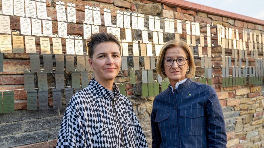 Landeshauptfrau Johanna Mikl-Leitner mit Künstlerin und Architekturhistorikerin Azra Akšamija
