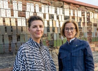 Neuer Gedenkort am Landesklinikum Mauer erinnert an 2.848 NS-Opfer Landeshauptfrau Johanna Mikl-Leitner mit Künstlerin und Architekturhistorikerin Azra Akšamija