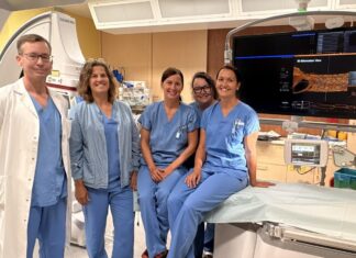Neues OCT-Gerät verbessert die kardiologische Diagnostik in Waidhofen/Ybbs (v.l.n.r.): Leiter der Abteilung für Innere Medizin Prim. Dr. Simon Papai, Stationsleiterin IMCU/ICU DGKP Eva Maria Wagner, DGKP Andrea Scheiblauer, DGKP Cornelia Jetzinger, DGKP Elisabeth Zehetner