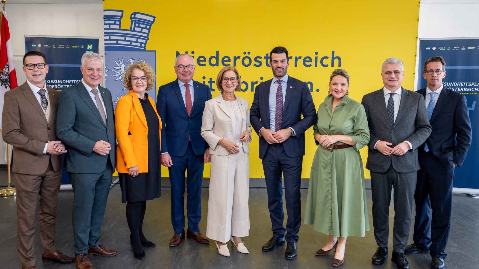 (v.l.n.r.): Klubobmann Kurt Hackl, Landesrat Anton Kasser, Landesrätin Christiane Teschl-Hofmeister, LH-Stellvertreter Stephan Pernkopf, Landeshauptfrau Johanna Mikl-Leitner, LH-Stellvertreter Udo Landbauer, Landesrätin Susanne Rosenkranz, Landesrat Martin Antauer und Klubobmann Reinhard Teufel