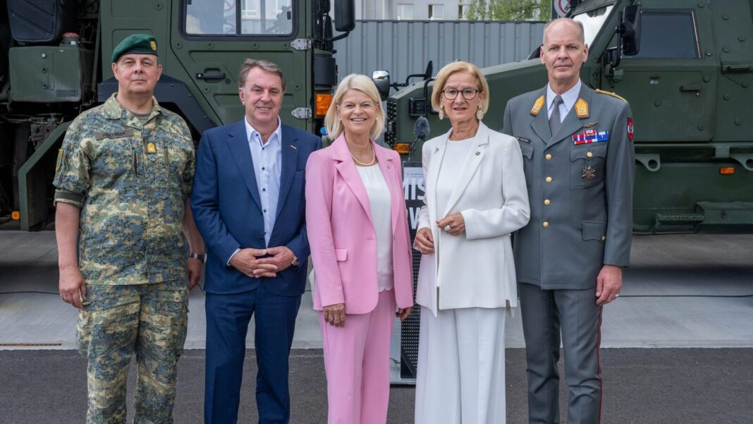 (v.l.n.r.): Militärkommandant NÖ Brigadier Georg Härtinger, WKNÖ-Präsident Wolfgang Ecker, Bundesministerin Klaudia Tanner, Landeshauptfrau Johanna Mikl-Leitner und Rüstungsdirektor Harald Vodosek