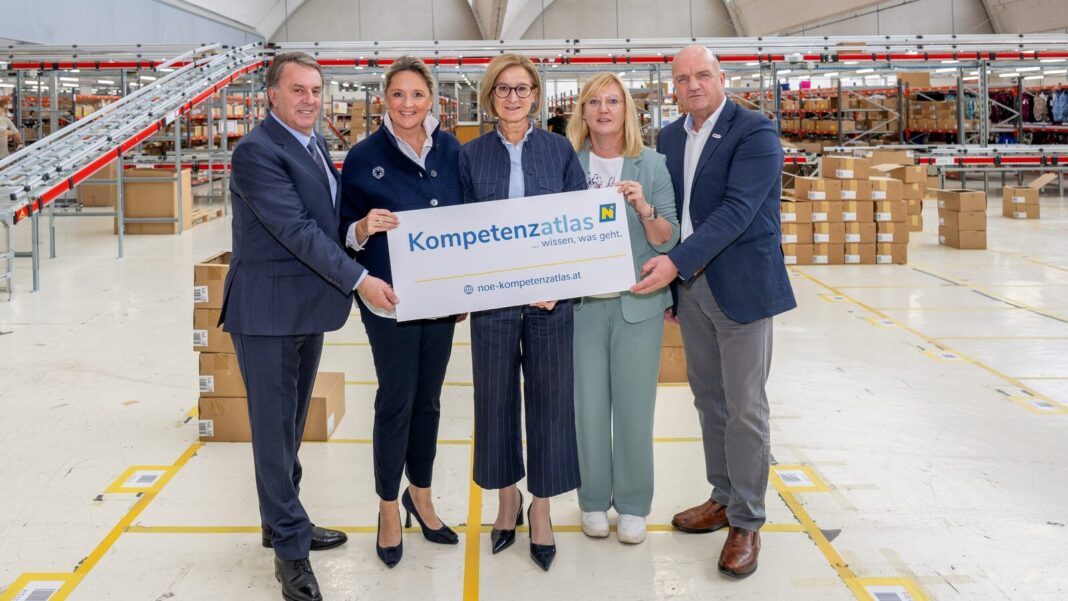 Der neu aufgestellte NÖ Kompetenzatlas wurde vorgestellt, im Bild von links nach rechts: WK-Präsident Wolfgang Ecker, LR Susanne Rosenkranz, LH Johanna Mikl-Leitner, AMS-Landesgeschäftsführerin Sandra Kern und AK-Präsident Markus Wieser