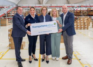 NÖ Kompetenzatlas soll Orientierung bei Aus- und Weiterbildung bieten Der neu aufgestellte NÖ Kompetenzatlas wurde vorgestellt, im Bild von links nach rechts: WK-Präsident Wolfgang Ecker, LR Susanne Rosenkranz, LH Johanna Mikl-Leitner, AMS-Landesgeschäftsführerin Sandra Kern und AK-Präsident Markus Wieser