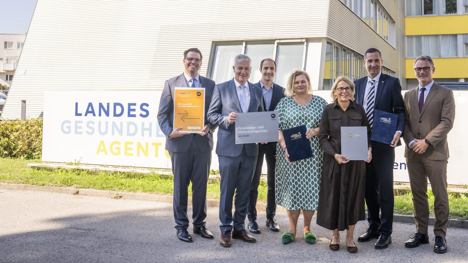 (v.l.n.r.): Chief Operating Officer IMC Krems Bernhard Dollensky, Landesrat Anton Kasser, Akademischer Leiter / Institutsleitung Physiotherapie Andreas Lichtenwörther, Vorständin NÖ LGA Elisabeth Bräutigam, Geschäftsführerin IMC Krems Ulrike Prommer, Vorstand NÖ LGA Bernhard Kadlec und Institutsleitung Gesundheitsmanagement Manfred Pferzinger