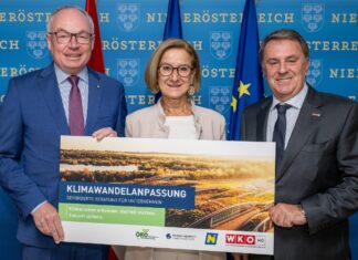 Land und WKNÖ fördern Beratung zur Anpassung an Klimafolgen Landeshauptfrau Johanna Mikl-Leitner, LH-Stellvertreter Stephan Pernkopf (links) und WKNÖ-Präsident Wolfgang Ecker (rechts) unterstützen mit einem neuen Beratungsangebot Betriebe bei der Anpassung an Klimafolgen