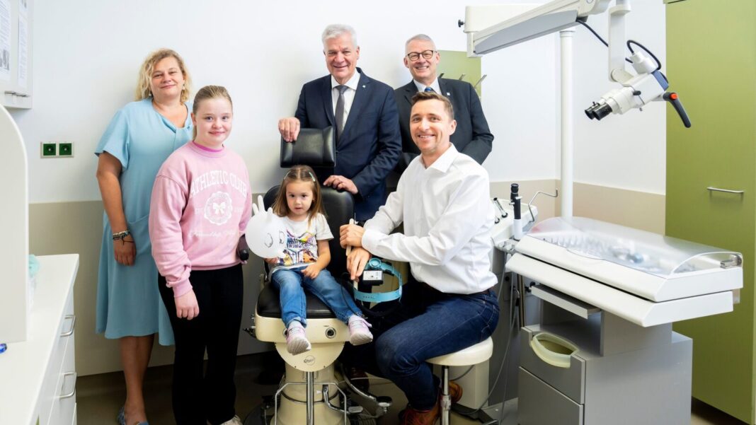 vorne: Patientin Melanie Nachtnebel, 11 Jahre, Patientin Elif Erkan, 3 ½ Jahre bei der Nachkontrolle mit Dr. Hannes Brandt (Operateur und HNO-Facharzt) hinten: Mag. jur. Dr. med. Elisabeth Bräutigam, MBA, Vorständin NÖ LGA, Landesrat Anton Kasser und Dr. Harald Schlögel (Präsident der Ärztinnen- und Ärztekammer für NÖ)