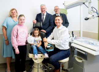 Mehr als 280 Kinder im ersten Jahr bei „HNÖ hilft!“ operiert vorne: Patientin Melanie Nachtnebel, 11 Jahre, Patientin Elif Erkan, 3 ½ Jahre bei der Nachkontrolle mit Dr. Hannes Brandt (Operateur und HNO-Facharzt) hinten: Mag. jur. Dr. med. Elisabeth Bräutigam, MBA, Vorständin NÖ LGA, Landesrat Anton Kasser und Dr. Harald Schlögel (Präsident der Ärztinnen- und Ärztekammer für NÖ)
