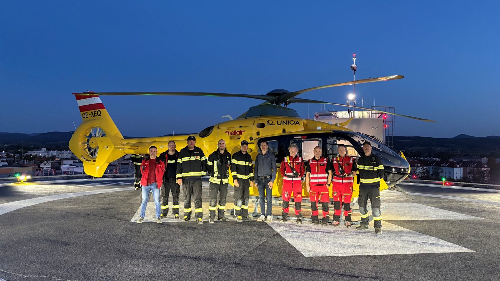 Gemeinsam üben (v.l.n.r.): Brandschutzbeauftragter Karl Luegger, BM Benjamin Vorauer, Komm.-Stv.HBI Bernhard Vorauer, OBM Manuel Ungersböck, Bezirksfeuerwehrkomm. OBR Ing. Mario Lukas, Techn. Leiter Ing. Martin Brix, MSc., 3 Besatzungsmitglieder des ÖAMTC C33, HV Konstantin Mayer-Weinmüller