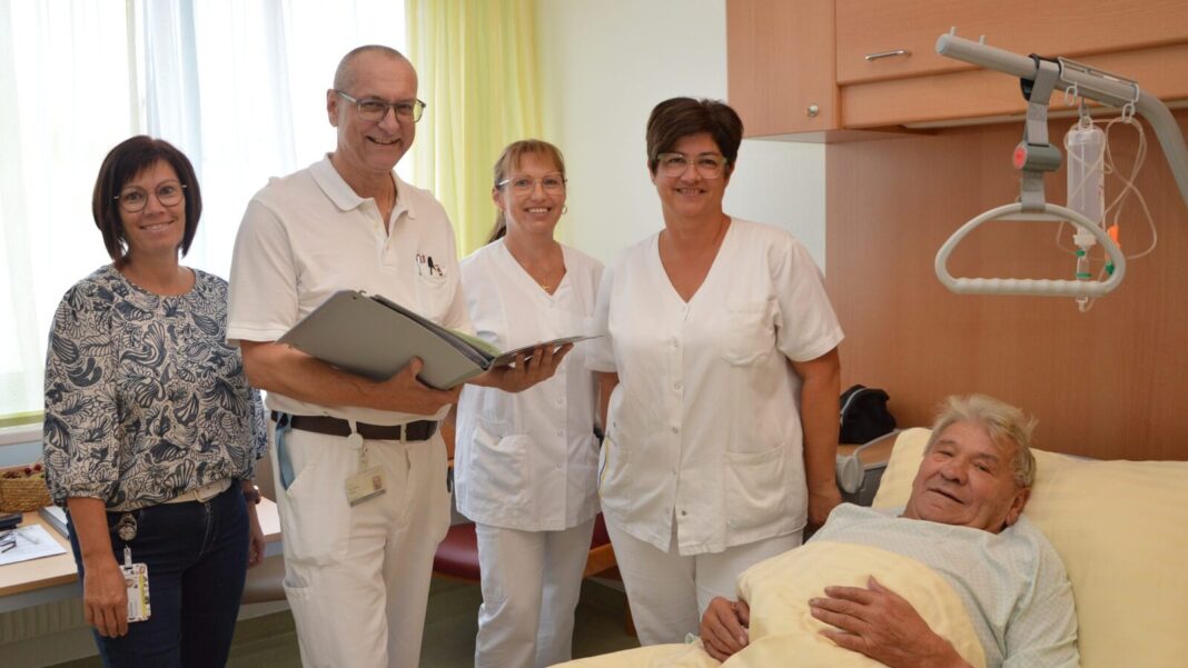 (v.l.n.r.): Birgit Schmied, Sekretariat ITK, OA Dr. Andreas Linke, Operateur, DGKP Ulrike Schindl, DGKP Tamara Gillitschka, Patient Hermann Schmalzbauer
