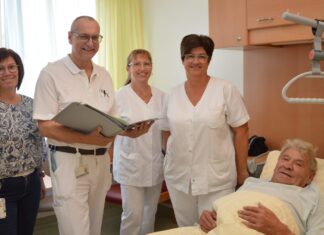 LK Waidhofen/Thaya: Positive Patientenstimme aus der Tagesklinik (v.l.n.r.): Birgit Schmied, Sekretariat ITK, OA Dr. Andreas Linke, Operateur, DGKP Ulrike Schindl, DGKP Tamara Gillitschka, Patient Hermann Schmalzbauer