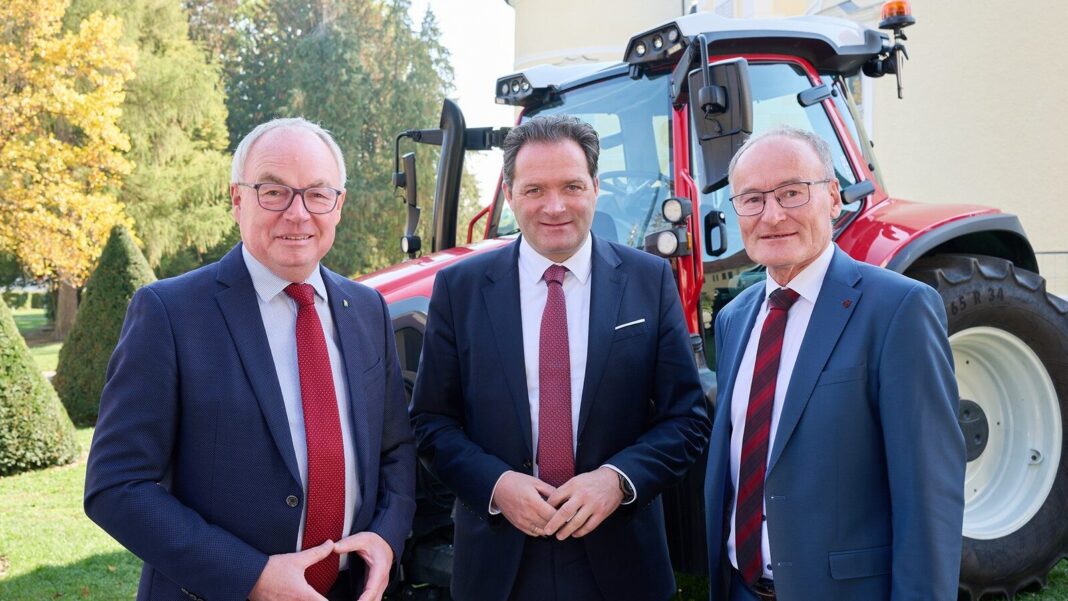 (v.l.n.r.): LH-Stellvertreter Stephan Pernkopf, Bundesminister Norbert Toschnig und Heinrich Prankl, Leiter Forschung und Innovation am Francisco Josephinum sowie Geschäftsführer von Josephinum Research in Wieselburg