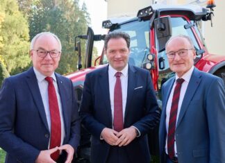 Von der Forschung aufs Feld: KI-Lösungen für landwirtschaftliche Betriebe (v.l.n.r.): LH-Stellvertreter Stephan Pernkopf, Bundesminister Norbert Toschnig und Heinrich Prankl, Leiter Forschung und Innovation am Francisco Josephinum sowie Geschäftsführer von Josephinum Research in Wieselburg