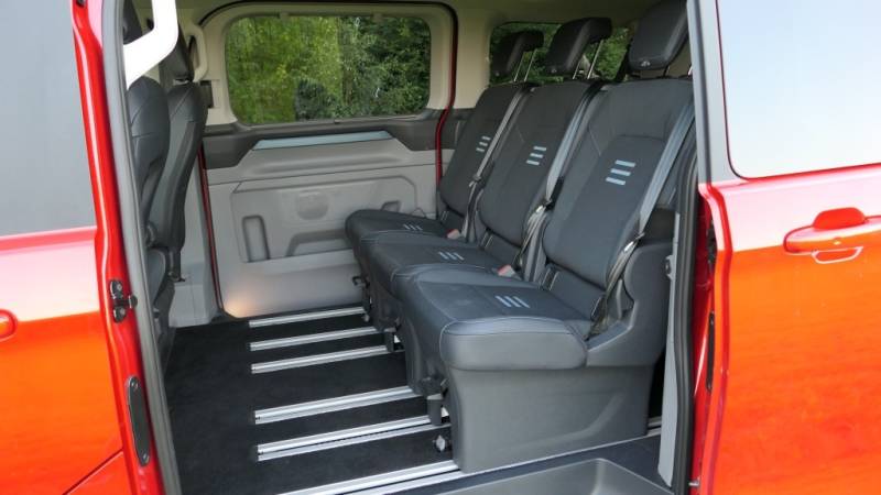 Der Ford Tourneo Custom L1 2.5 Duratec PHEV Active überzeugt im Guten Tag Österreich Autotest mit modernem Innenraum und flexibler Sitzanordnung (Foto: Thomas Resch)