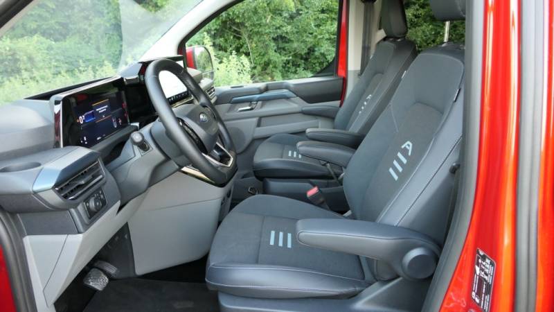 Der Ford Tourneo Custom L1 2.5 Duratec PHEV Active überzeugt im Guten Tag Österreich Autotest mit modernem Innenraum und flexibler Sitzanordnung (Foto: Thomas Resch)