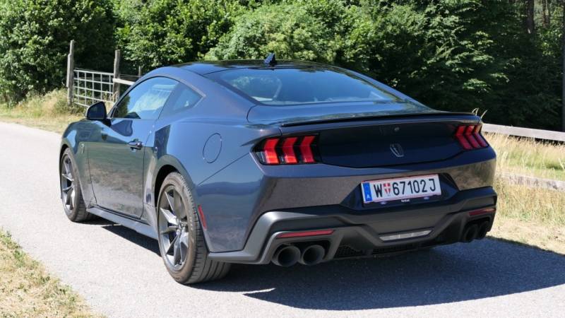 Der Mustang Dark Horse zeigt sich im Guten Tag Österreich Autotest  kompromisslos: V8, Hinterradantrieb und mit jeder Menge Selbstbewusstsein (Foto: Thomas Resch)