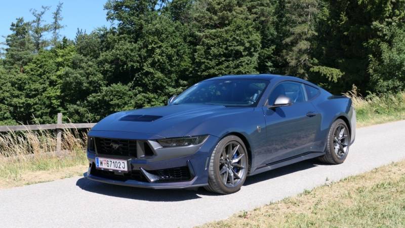 Der Mustang Dark Horse zeigt sich im Guten Tag Österreich Autotest kompromisslos: V8, Hinterradantrieb und mit jeder Menge Selbstbewusstsein (Foto: Thomas Resch)
