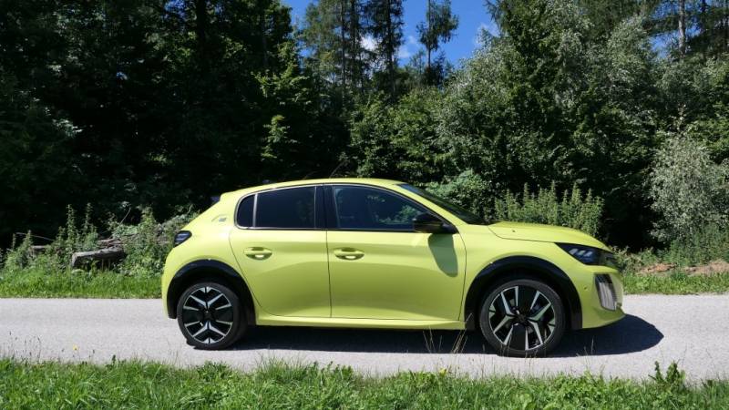 Sportlich, wendig, elektrisch – der Peugeot e-208 GT bringt französisches Design und Fahrfreude in die Kompaktklasse (Foto: Thomas Resch)