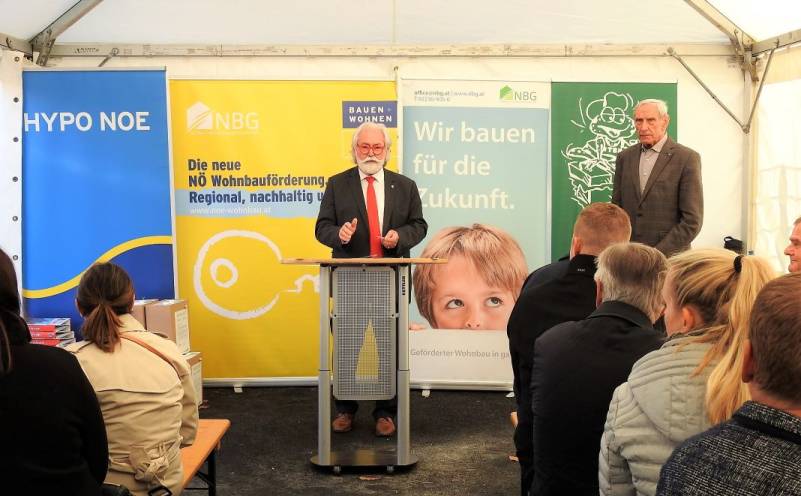 Herzliche Grußworte von Bürgermeister Walter Kahrer an die neuen Bewohner in der Stampfgasse (Bildquelle: Thomas Resch)