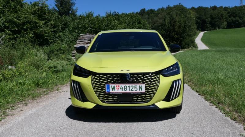 Sportlich, wendig, elektrisch – der Peugeot e-208 GT bringt französisches Design und Fahrfreude in die Kompaktklasse (Foto: Thomas Resch)