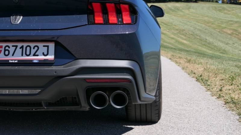 Der Mustang Dark Horse zeigt sich im Guten Tag Österreich Autotest  kompromisslos: V8, Hinterradantrieb und mit jeder Menge Selbstbewusstsein (Foto: Thomas Resch)