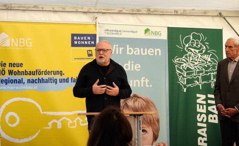 Segnung der Reihenhausanlage in der Stampfgasse durch Pfarrer Mag. Juraj Bohynik <small> (Bildquelle: Thomas Resch) </small>
