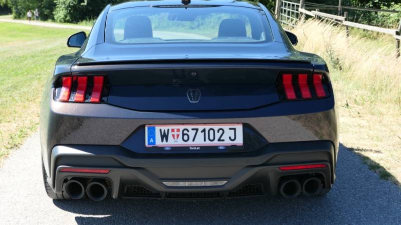 Der Mustang Dark Horse zeigt sich im Guten Tag Österreich Autotest  kompromisslos: V8, Hinterradantrieb und mit jeder Menge Selbstbewusstsein (Foto: Thomas Resch)