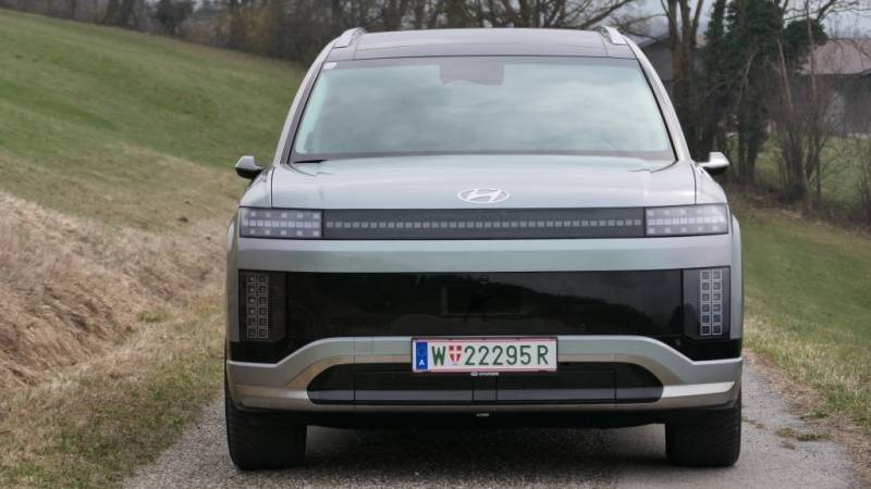 Stattlicher Auftritt mit fließenden Formen: Der Hyundai IONIQ 9 Performance 4WD im Guten Tag Österreich Autotest (Foto: Thomas Resch)