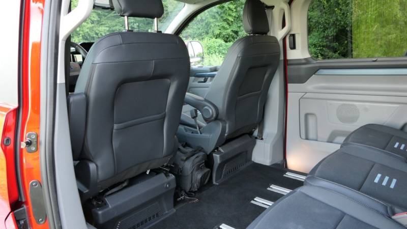Der Ford Tourneo Custom L1 2.5 Duratec PHEV Active überzeugt im Guten Tag Österreich Autotest mit modernem Innenraum und flexibler Sitzanordnung (Foto: Thomas Resch)