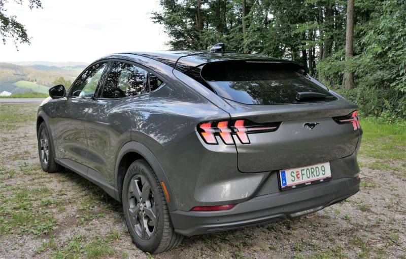 Der Ford Mustang Mach-E RWD mit 99 kWh Batterie im Guten Tag Österreich Autotest (Bildquelle: Thomas Resch)